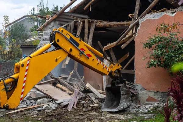 How Boston Demolition Contractors Handle Residential Projects Efficiently